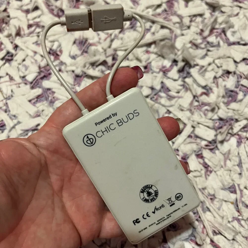 Vera Bradley Chic Buds USB Charger Power Bank Like NEW